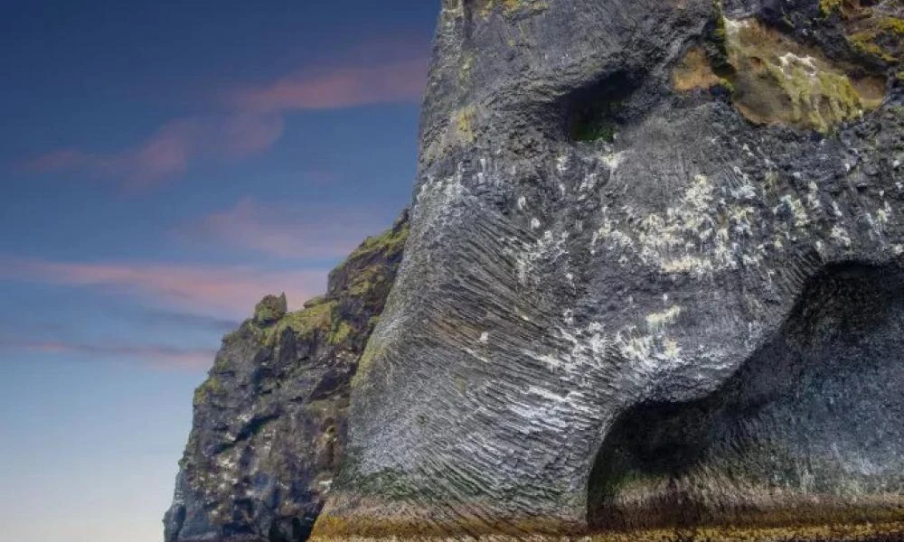 Ισλανδία: Ο εντυπωσιακός βράχος- ελέφαντας που κλέβει τα βλέμματα (βίντεο)